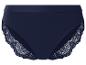 Donkerblauwe slip met kanten inzetstukken aan de zijkanten.
