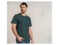 Man in donkergroen T-shirt met het woord 'SIMPLICITY' en blauwe jeans.