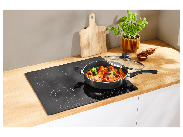 Koekenpan met pasta op een inductiekookplaat.