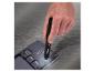 Hand gebruikt een precisieschroevendraaier met geïntegreerd licht om een smartphone te repareren.