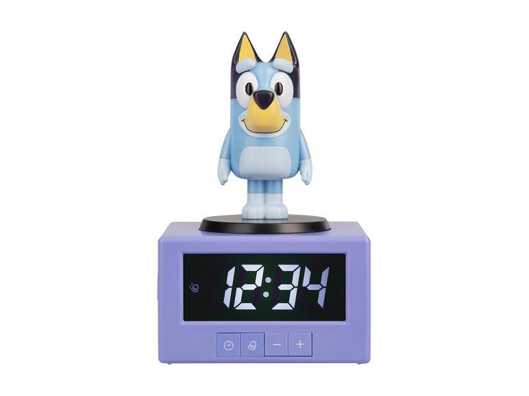 Wekker met blauw hondenfiguur en digitaal display dat 12:34 toont.