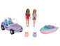 Twee Barbie poppen met een jeep, boot en reddingsvesten.