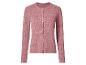 Roze gebreid vest met knopen en een opengewerkt patroon
