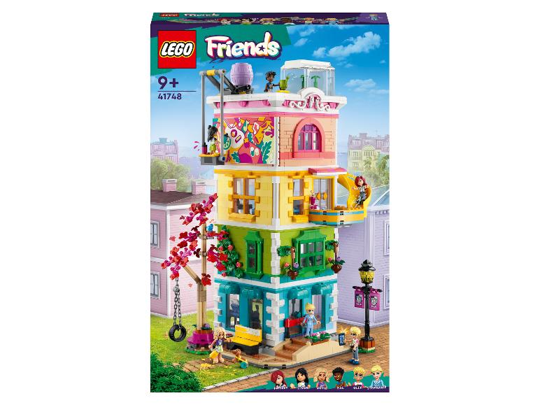 LEGO Friends bouwset met een huis van meerdere verdiepingen en minifiguren.
