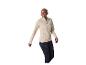 Vrolijke vrouw in beige sportjack met capuchon en zwarte sportlegging.