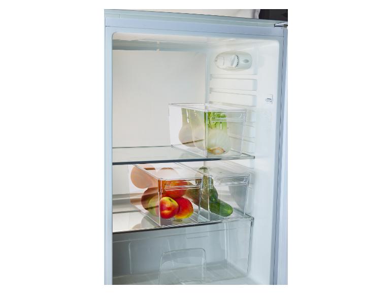 Koelkastinterieur met transparante bakken gevuld met groenten en fruit.
