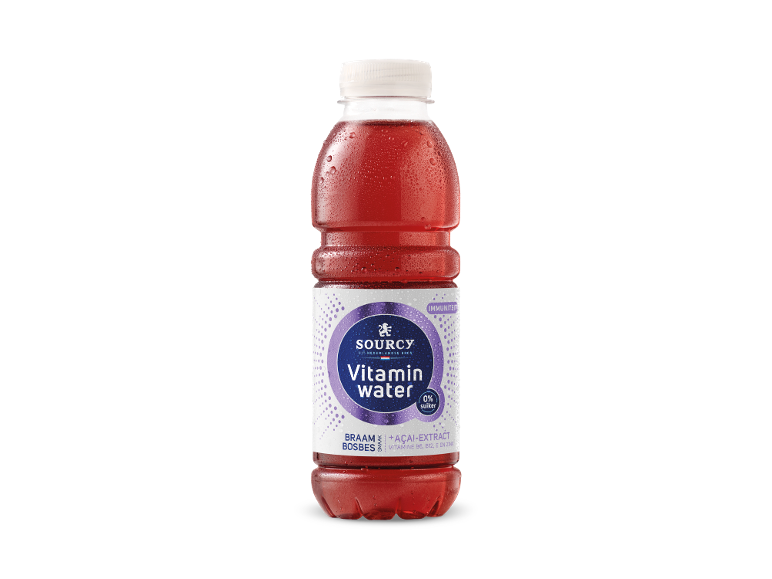 Fles rood vitaminewater met braam- en bosbessensmaak zonder suiker.