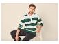 Man in groen-wit gestreept poloshirt met lange mouwen, zittend op een stoel.