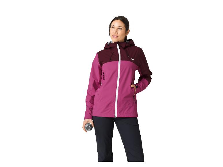 Vrouw draagt een Crivit sportjas.