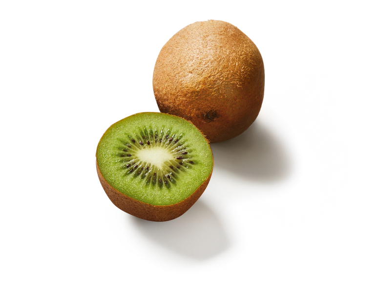 Twee kiwi's, waarvan één gehalveerd, op een witte achtergrond.