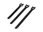 Drie zwarte klittenband kabelbinders, diagonaal geplaatst op een witte achtergrond.