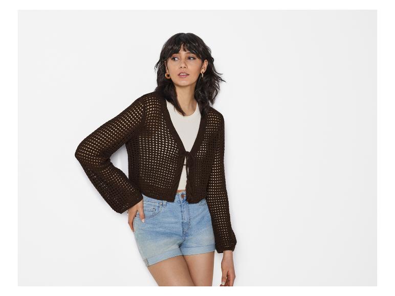 Bruin gebreid vest en jeans short: casual zomerlook.