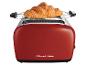 Een rode Russell Hobbs broodrooster met een croissant op de verwarmingsstand