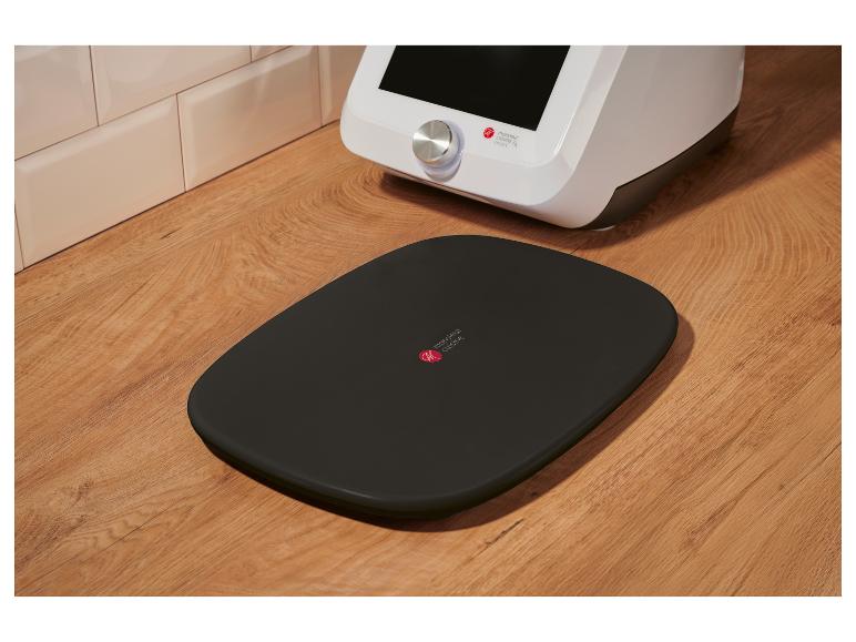 Monsieur Cuisine Smart keukenmachine en keukenweegschaal op een houten aanrecht.