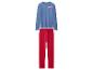 Blauwe pyjama met lange mouwen en rode broek met de tekst 'FAMILY TIME'.