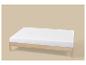 Houten bedframe met een wit matras op een beige achtergrond.