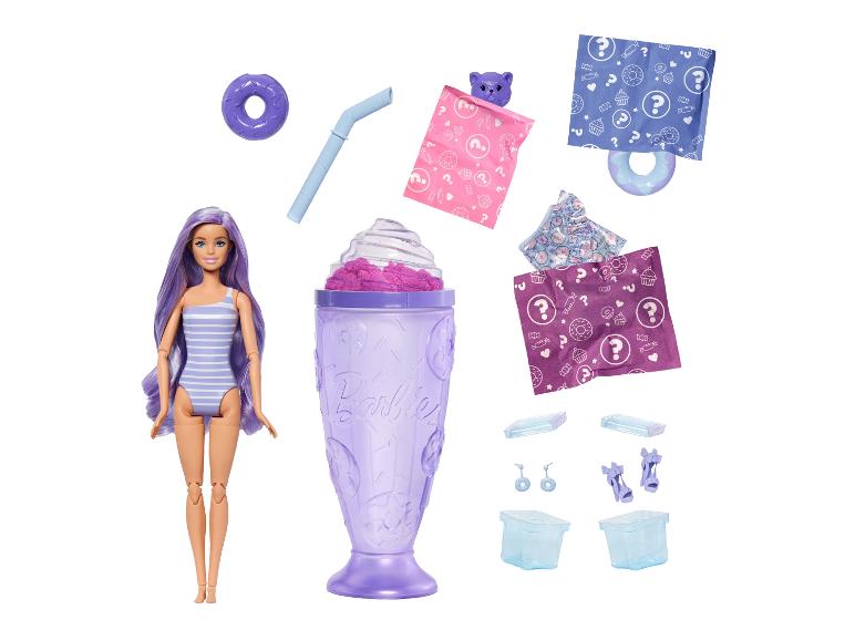 Pop met paars haar, badpak, accessoires en milkshakebeker.