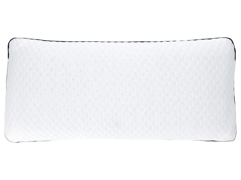 Wit rechthoekig kussen met een getextureerd patroon.