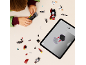 Kind bouwt een speelgoedset met behulp van instructies op een tablet.