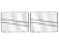 Twee zwarte draadrekken voor het koelen van gebak.