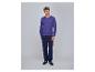 Man in paarse V-hals trui, donkerblauwe joggingbroek en zwarte espadrilles.