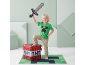 Lachend kind met speelgoedzwaard, videogame-T-shirt en TNT-opbergpoef.
