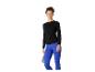 Vrouw in zwart shirt met lange mouwen en blauwe legging, met waterfles.