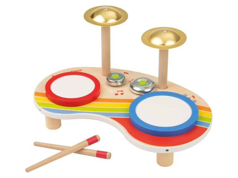 Kleurrijk houten drumstel met bekkens en drumstokken.