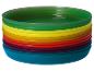 Stapel kleurrijke plastic kommen in regenboogkleuren.