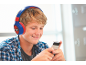Tiener met koptelefoon en geruit overhemd gebruikt een smartphone.