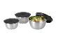 Drie roestvrijstalen mengkommen met zwarte deksels, één gevuld met salade.