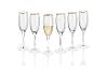 Zes champagne glazen met gouden rand, waarvan één gevuld is met champagne.