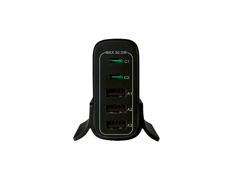 Zwarte USB-oplader met twee USB-C-poorten en drie USB-A-poorten, max. 30,5 W.