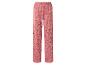 Dames pyjamabroek met zwart hartenpatroon op een roze achtergrond