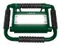 Groene LED-werklamp met zwarte handgreep en brandend licht
