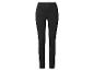 Zwarte, skinny jeans op een witte achtergrond