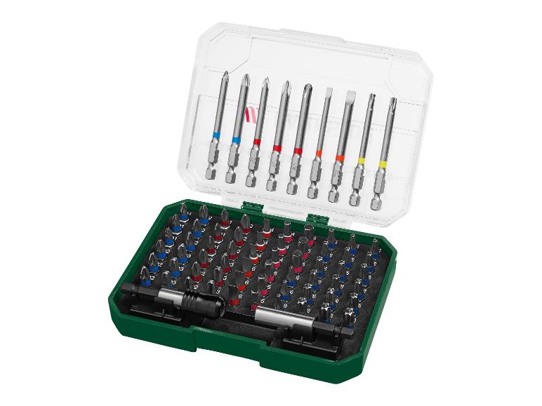 Een set schroevendraaierbits en accessoires in een groene en transparante koffer.