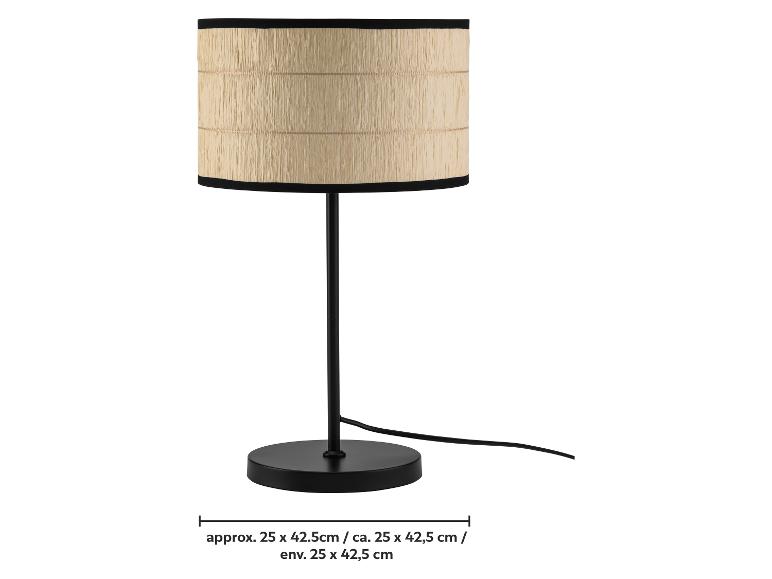 Tafellamp met beige raffia lampenkap en zwarte voet, afmetingen 25 x 42,5 cm.