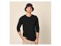Man in zwart T-shirt met lange mouwen, beige broek en zwarte vissershoed.