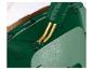 Close-up van een groene kunststoflasser met metalen nietjes die een scheur repareren.