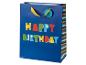 Blauwe verjaardagscadeautas met kleurrijke letters die 'HAPPY BIRTHDAY' spellen.