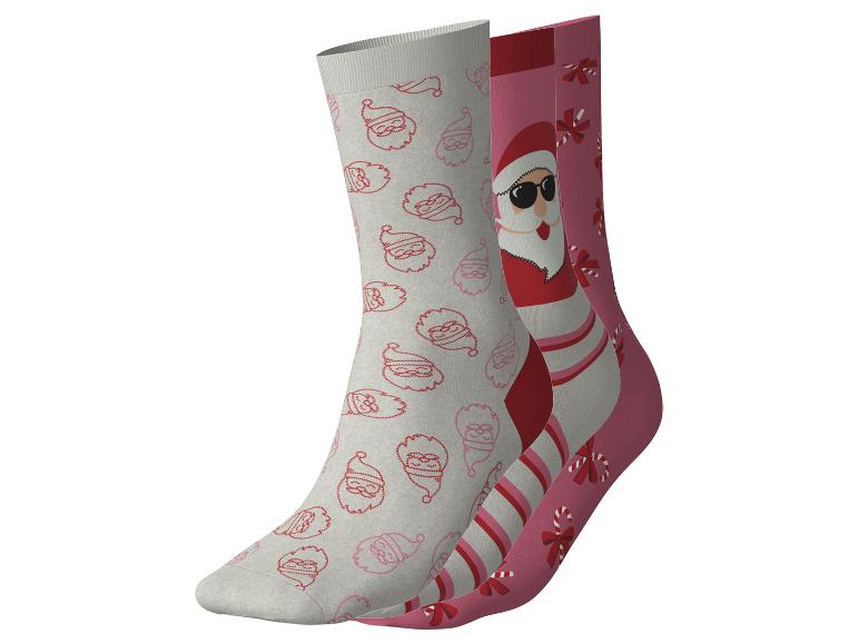 Drie kerstsokken met patronen van de Kerstman en zuurstokken.