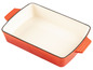 Een oranje rechthoekige ovenschaal.