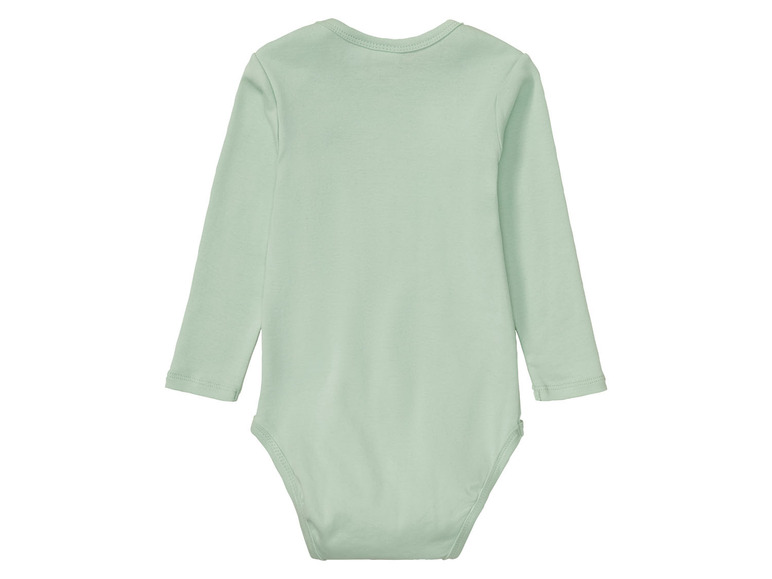 Een lichtgroene baby-onesie met lange mouwen.