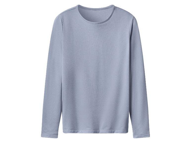 Een lichtblauw T-shirt met lange mouwen, plat neergelegd.