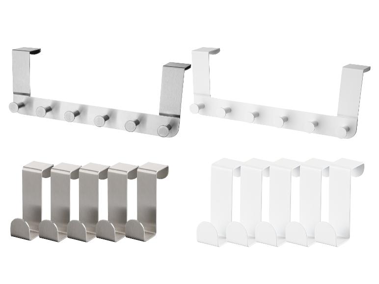 Twee roestvrijstalen en twee witte deurhaken, sommige met vijf haken, andere losse haken.