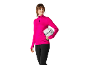 Vrouw in roze sportshirt en zwarte broek met witte skihelm.