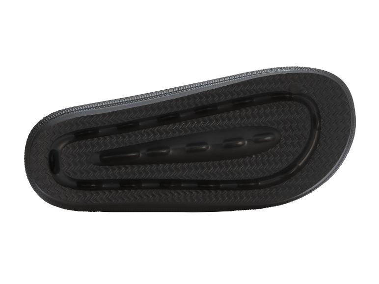 Onderkant van een zwarte teenslipper of sandaal met een gestructureerde zool.