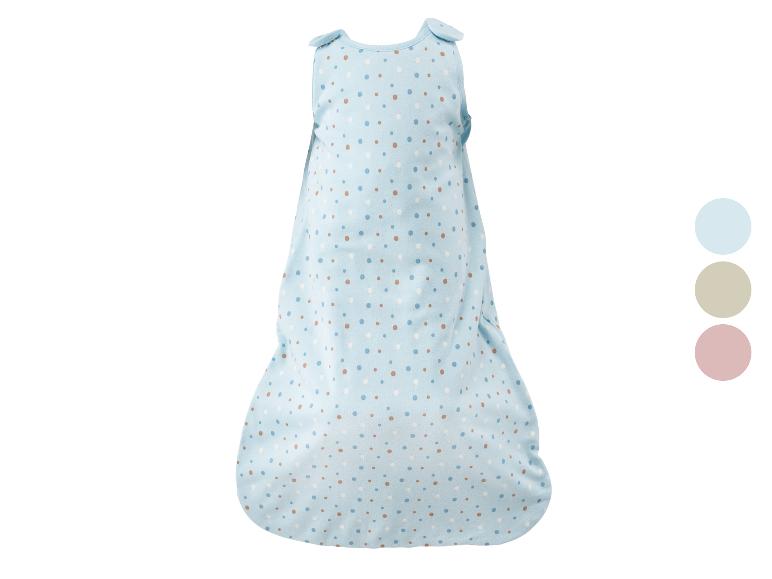 Blauwe babyslaapzak met gekleurd stippenpatroon.