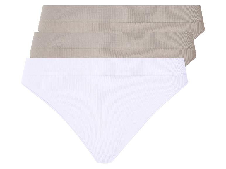 Drie slips, één witte en twee beige, van ribgebreid materiaal.